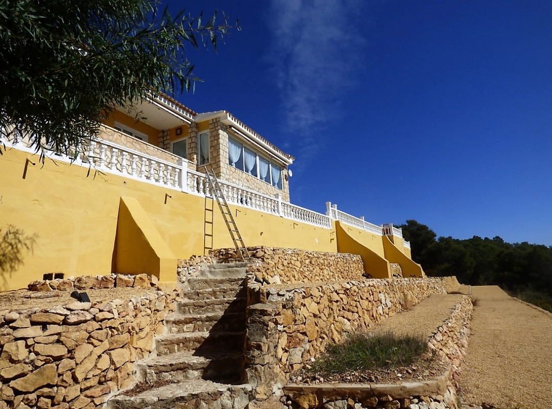 VILLA CON VISTAS EN VENTA EN POLOP