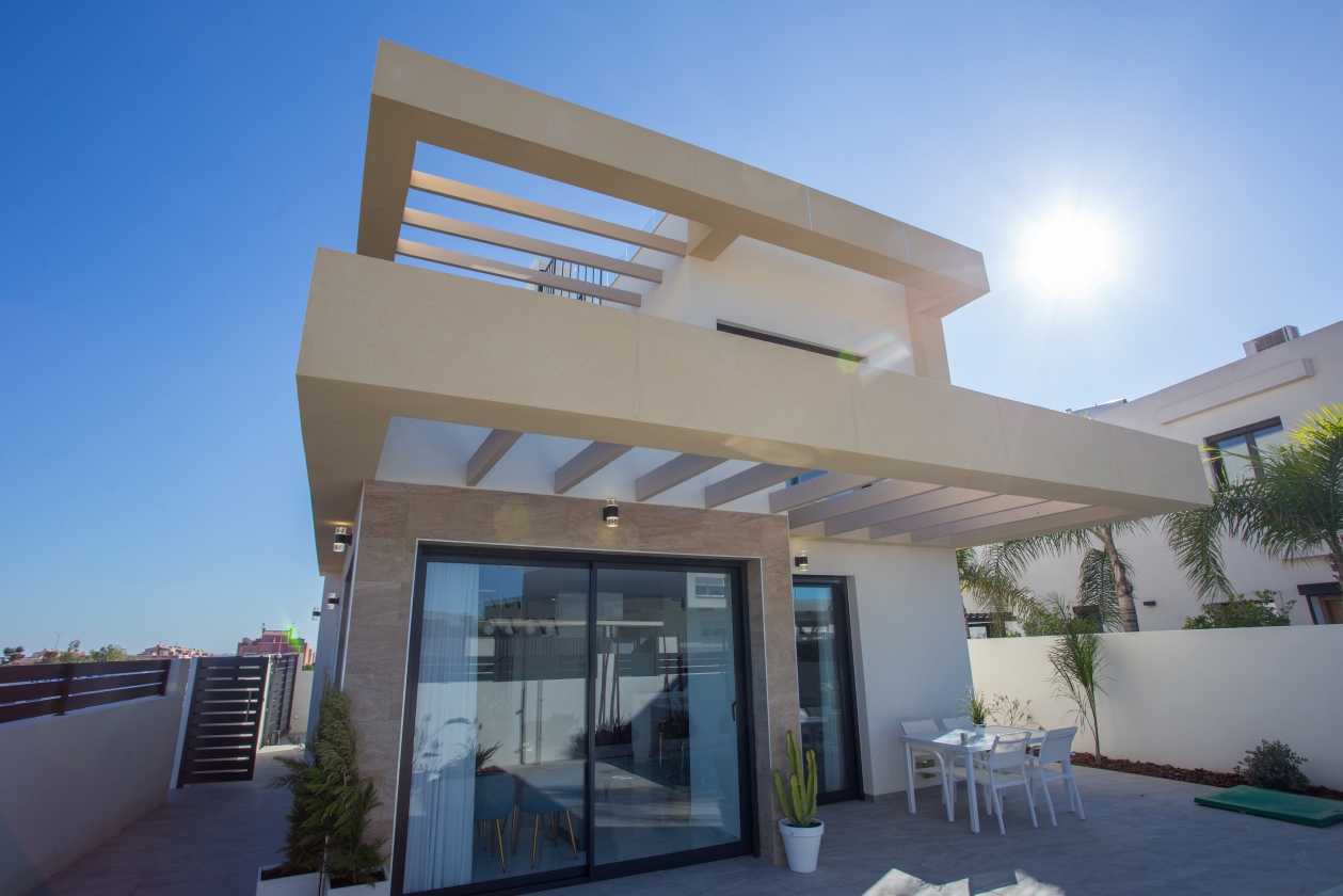 SEHR SONNIGE VILLA ZUM VERKAUF IN LOS MONTESINOS