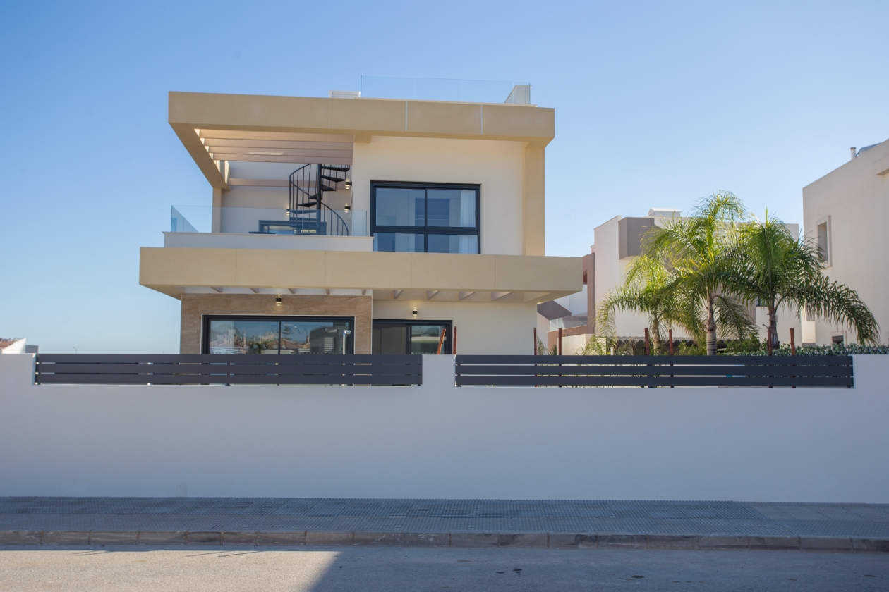 SEHR SONNIGE VILLA ZUM VERKAUF IN LOS MONTESINOS