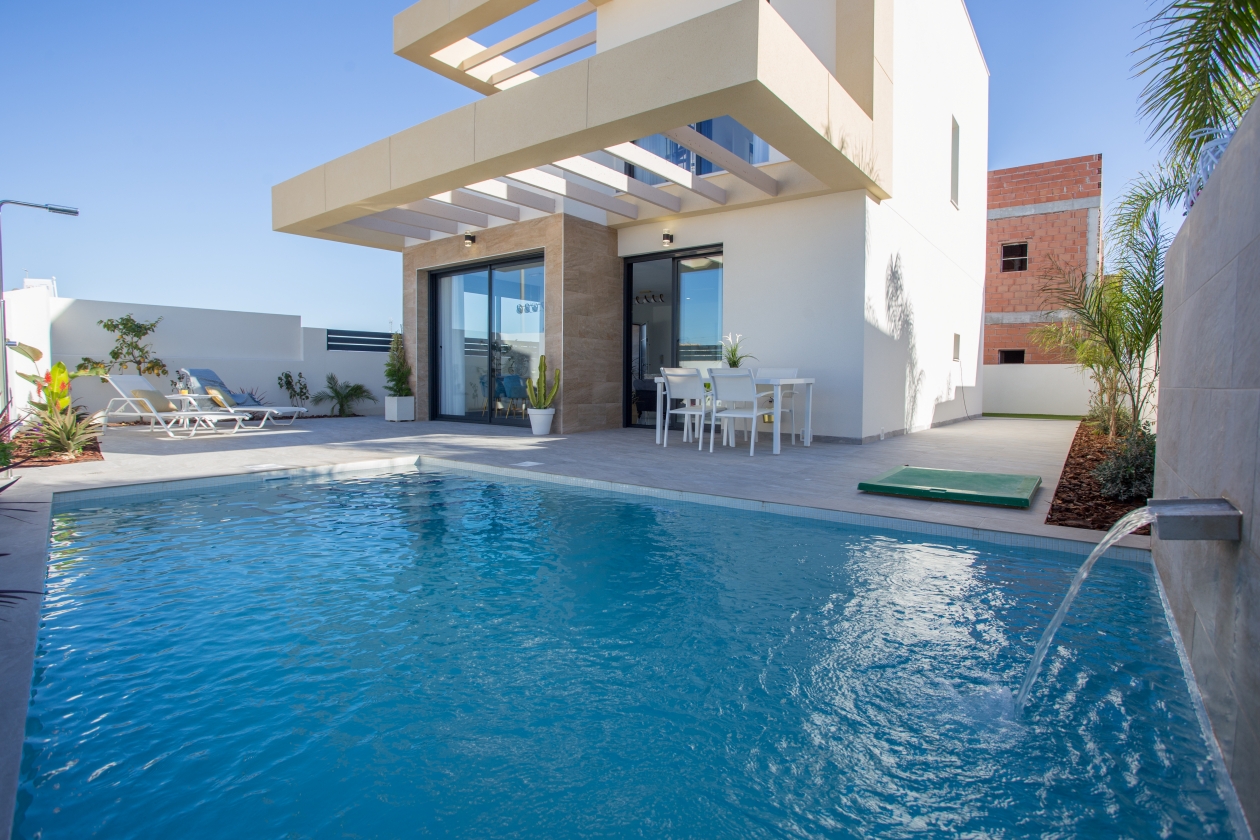 SEHR SONNIGE VILLA ZUM VERKAUF IN LOS MONTESINOS