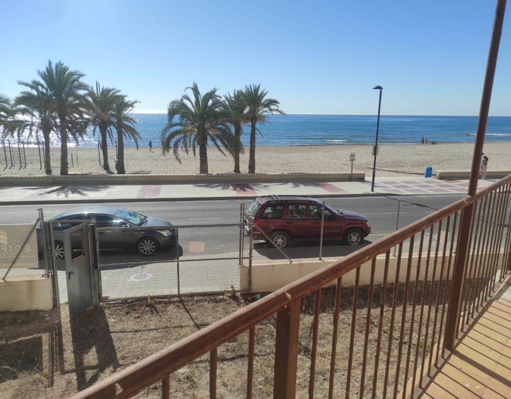 GRAN VILLA EN VENTA EN PRIMERA LINEA DE MAR EN  CAMPELLO