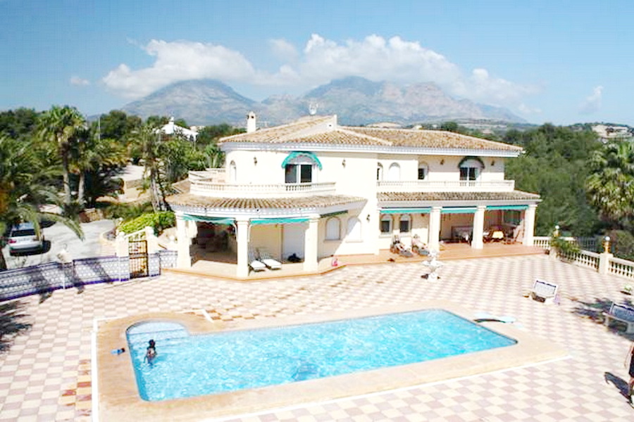 Amplia villa en venta en Alfaz del pi