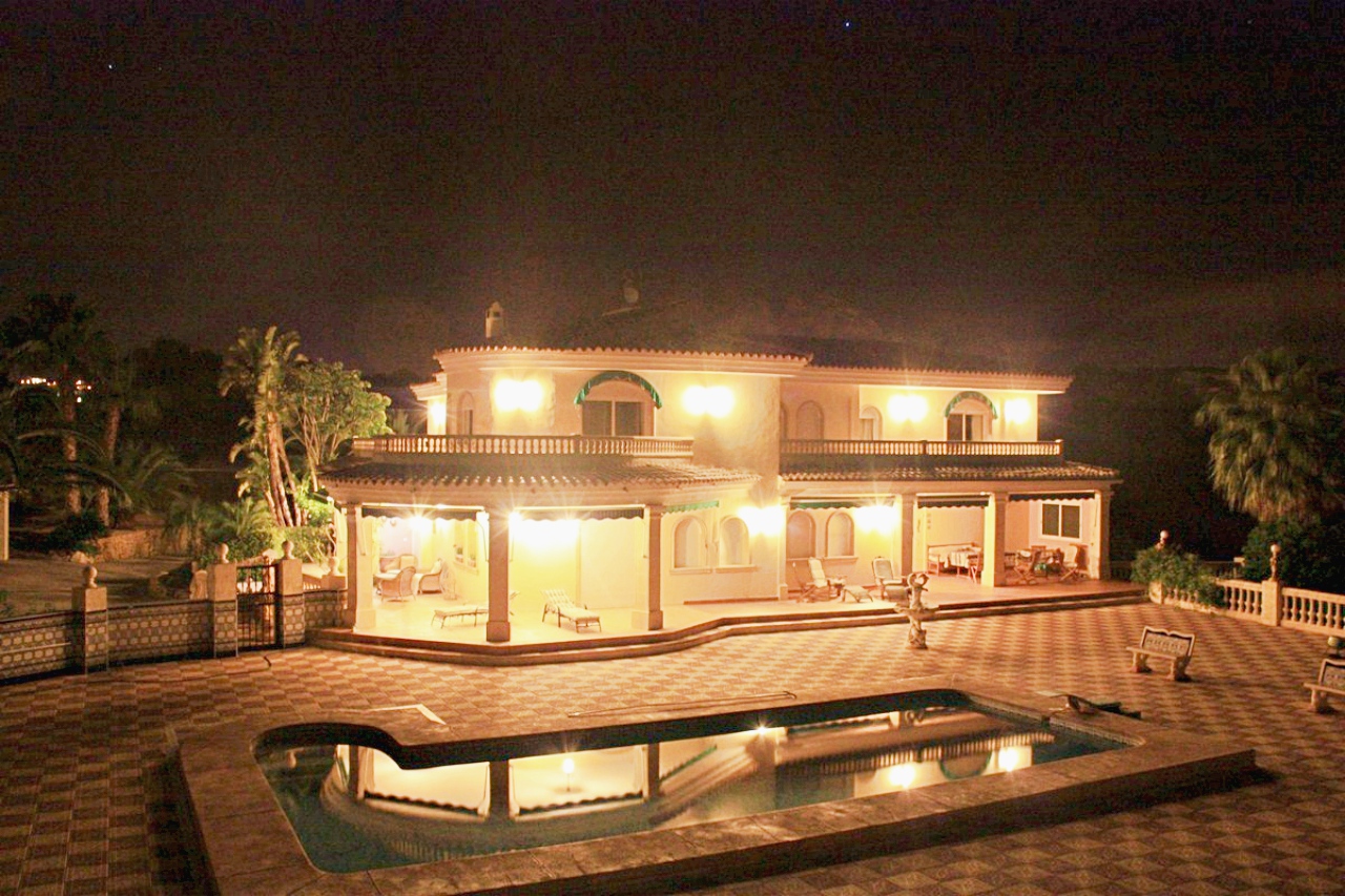 Amplia villa en venta en Alfaz del pi