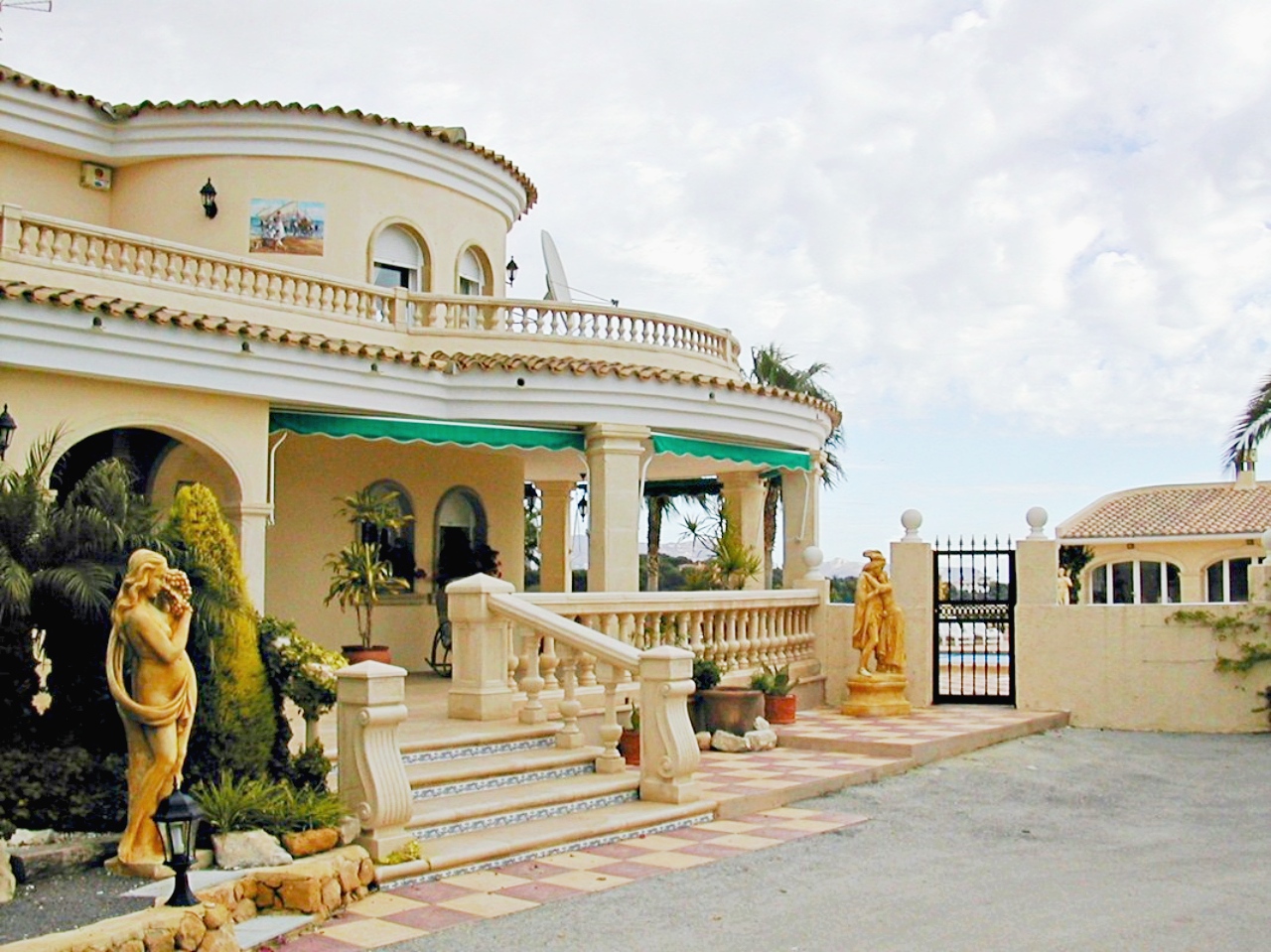 Amplia villa en venta en Alfaz del pi